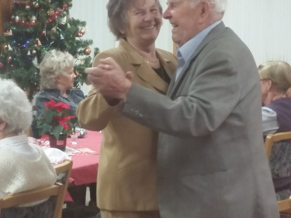 zakončení akce tanečkem našeho 102 letého klienta